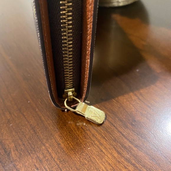 Authentic Louis Vuitton zippy wallet - Picture 4 of 14